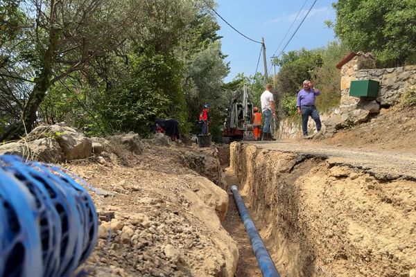 Tranchées et pelleteuses dans tout le village du Var !