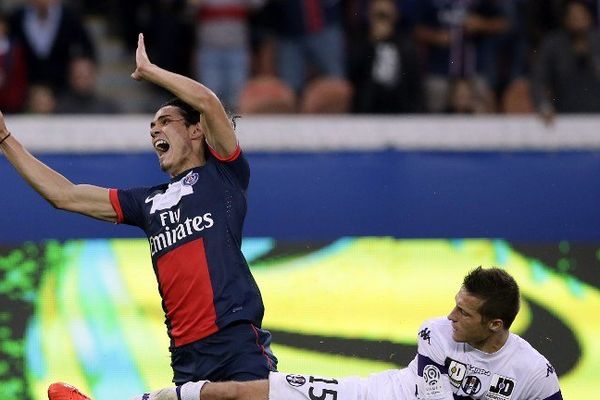 Choc entre Edinson Cavani et le défenseur de Toulouse Uros Spajic.