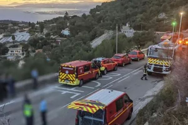 Les pompiers sur place, aux abords du col d'Eze, le vendredi 25 novembre 2022, après le crash de l'hélicoptère de Monacair.