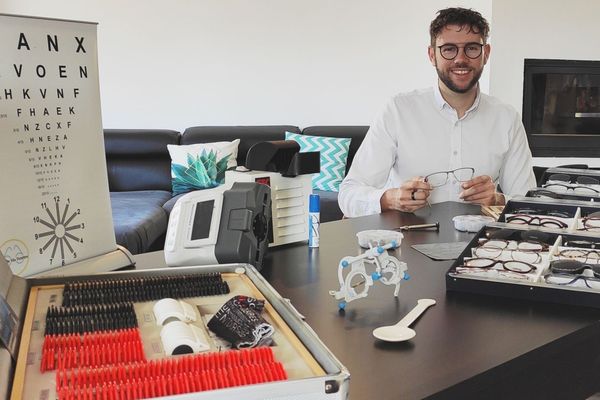 Bastien Jouan se déplace toujours avec ses instruments portatifs et 600 montures de lunettes.