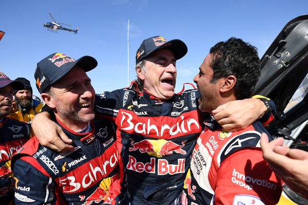 L'Espagnol Carlos Sainz, vainqueur du Dakar 2020 (au centre), félicité par Peterhansel (à gauche) et Al-Attiyah (à droite).