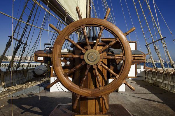 L'impressionnant gouvernail du bateau le Pascual Flores. Le voilier traditionnel est l'emblème du commerce par voie maritime du sel en Espagne au XIXème.