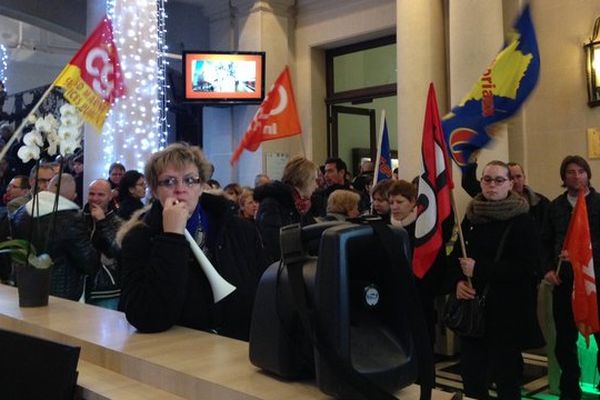 Plusieurs dizaines d'agents municipaux ont envahi le hall de la mairie de Reims.