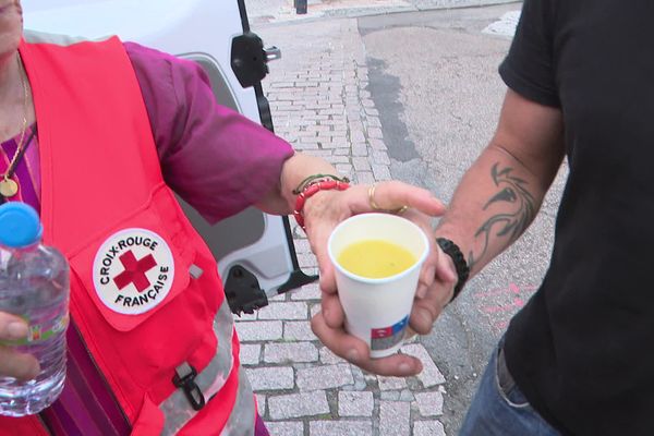 En cette après-midi de canicule, la Croix-rouge distribue de l'eau, de la nourriture sans sel et des kits d'hygiène.