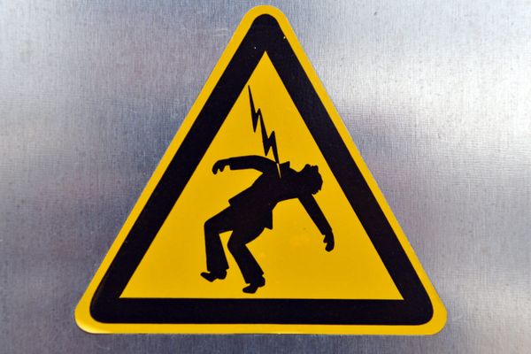 Un panneau de danger électrique. Illustration.