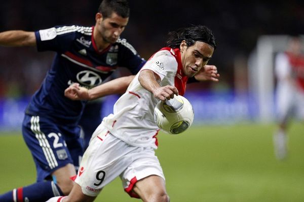 Falcao aux prises avec Gonalons durant le match de L1 opposant Monaco (ASM) à Lyon (OL)  au stade Louis II (Monaco) - 27/10/13