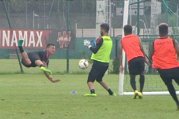 A l'entrainement, le coach privilégie en ce moment les jeux avec et sans ballon.