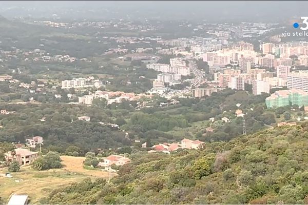 Le plan local d’urbanisme d’Ajaccio devrait être voté en septembre. Il prévoit notamment la construction de 7.500 nouveaux logements pour les 15 prochaines années. 