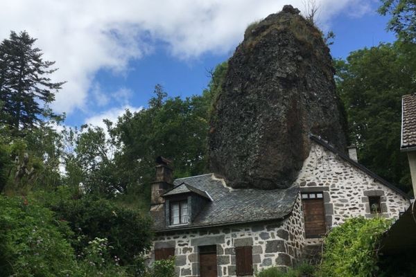 La maison de la roche, non loin d'Aurillac, dans le Cantal.