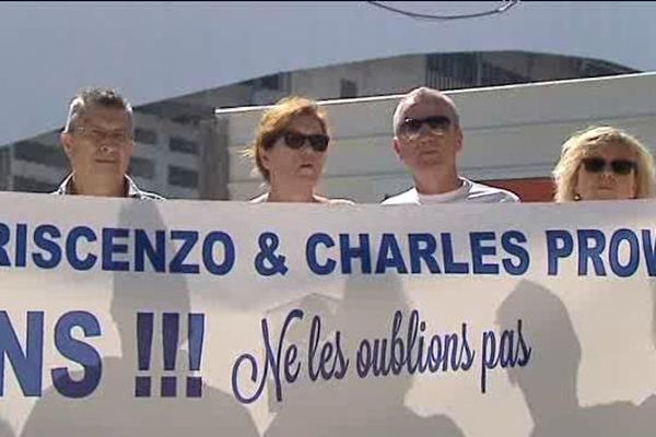 Les familles des victimes, devant le Vélodrome. Cinq ans après, elles attendent toujours réparation.