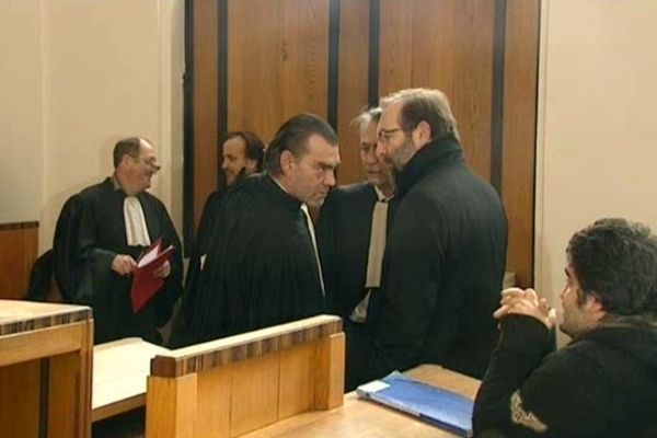 Gérard Dalongeville et Maître Franck Berton au tribunal de Béthune, ce jeudi. 