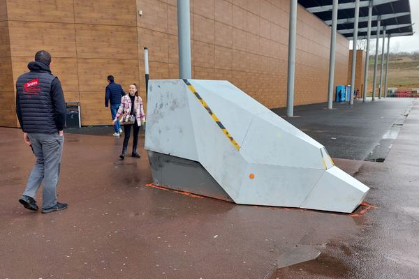 Les agriculteurs ont déposé un radar le Leclerc de Castres pour "surveiller les prix".