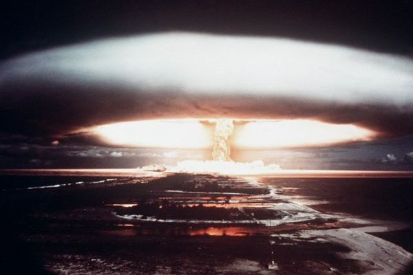 Image prise en 1971, pendant une explosion nucleaire sur l'atoll de Mururoa 