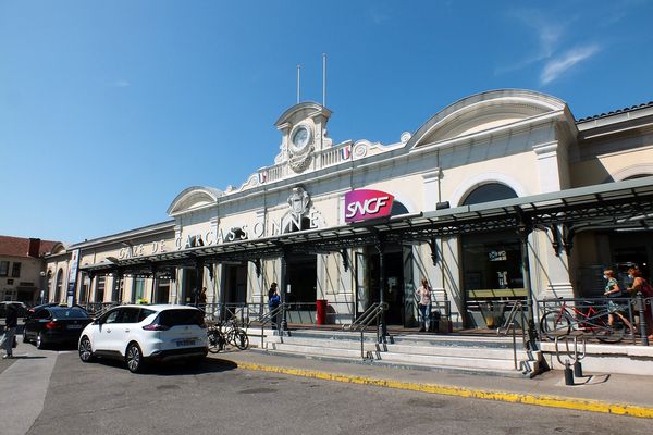 Juché sur un pylône électrique à la gare de Carcassonne, un homme de 45 ans interrompt le trafic entre Narbonne et Castelnaudary.