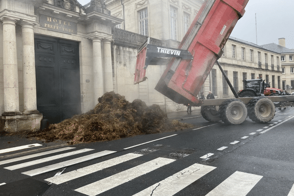 Des agriculteurs de la FDSEA et des Jeunes Agriculteurs ont manifesté devant la préfecture de la Marne, à Châlons-en-Champagne, ce 18 octobre 2024.