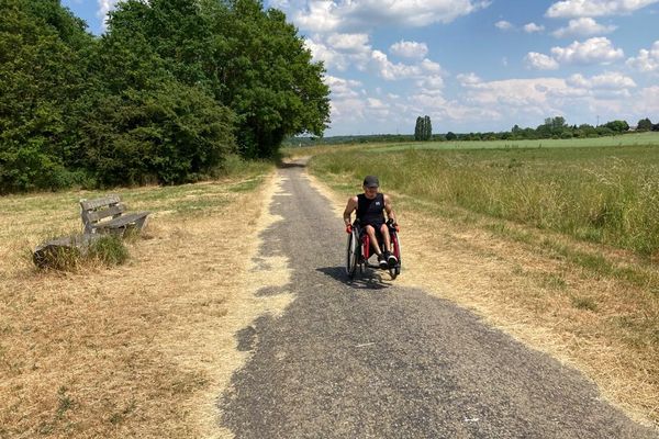 L'étudiant de 23 ans s'entraîne quotdiennement sur un fauteuil classique, qui n'est pas adapté à la pratique du sport.