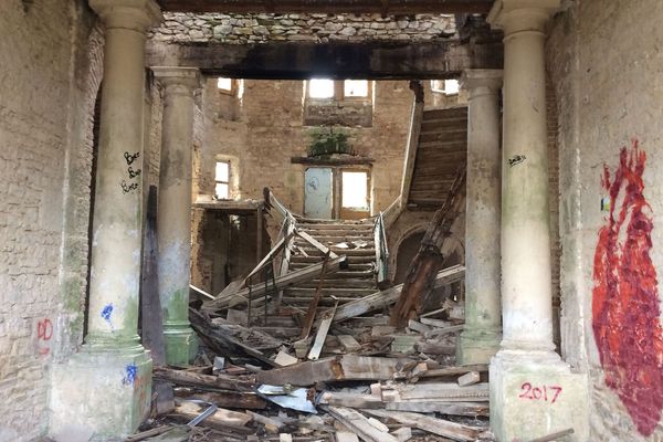 Les sites abandonnés sont parfois beaucoup moins calmes qu'il n'y paraît. Et pour y accéder, pilleurs, graffeurs ou autres promeneurs n'hésitent pas à franchir la clôture... C'est le cas d'un ancien château dans l'Allier, un lieu prisé par les adeptes de l’Urbex.