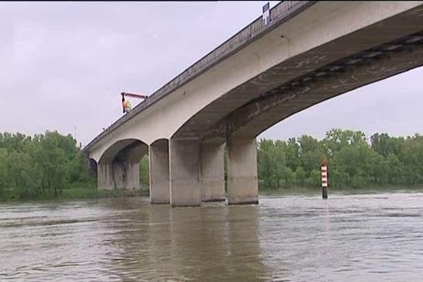 Le troncon autoroutier de l' A47 sur le pont autoroutier de Givors sera fermé dés vendredi soir dans la direction de St Etienne jusqu'à dimanche 15H 