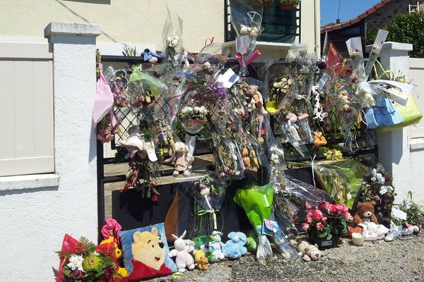 Beaucoup d'amis ou connaissances sont venus déposer petits messages, fleurs ou peluches, sur le portail de "Mylène" à Couzeix. 01 août 2013
