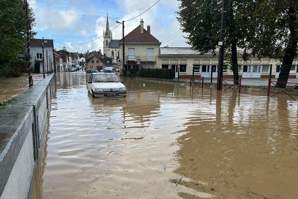 Le centre-ville de Lumbres, dans le Pas-de-Calais, inondé lundi 6 novembre 2023.