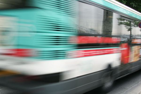 L’accident entre le bus et la voiture stationnée n’a fait aucun blessé (illustration).