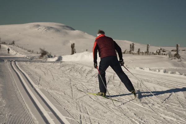 Dans le domaine de ski nordique du Cap Guéry (Puy-de-Dôme), les skieurs et les randonneurs en raquettes ont profité de leurs premières glisses, ce jeudi 12 décembre.