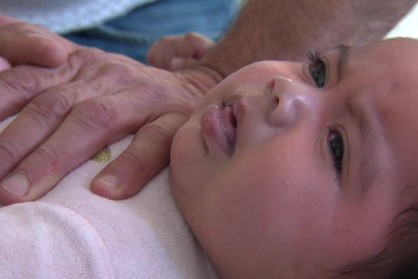 Le kinésithérapeute tente de dégager les voies respiratoires de la petite Isadora.