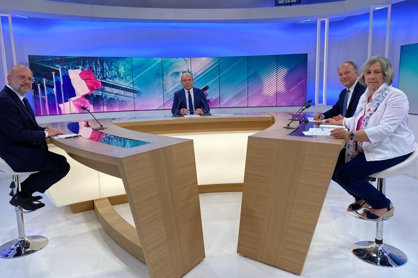 Les candidats Philippe Pradal (Horizons), Bernard Chaix (Les Républicains alliance avec RN), Laure Quignard (Nouveau front populaire) lors du débat de la troisième circonscription des Alpes-Maritimes, le 19 juin, sur France 3 Côte d'Azur.