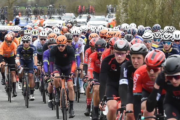 Le peloton groupé sur l'édition 2023 de la course cycliste qui s'appelait alors la "Cholet Pays de la Loire"