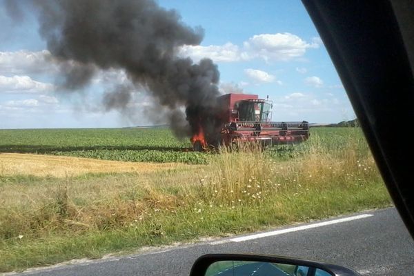 Feu de moissonneuse (culture d'orge) - 04/08/2013