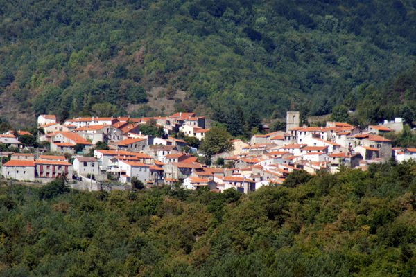 Le village de Rabouillet, dans les Pyrénées-Orientales. Cette commune rurale, qui compte une centaine d'habitants dans le Fenouillèdes, doit se débrouiller sans internet et sans le téléphone fixe depuis Noël.