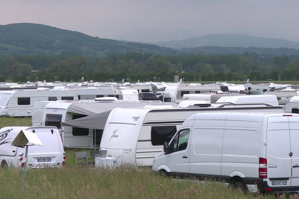 A cause du manque d'aires de grand passage dans le Rhône, ces Gens du voyage ont dû louer un terrain à un particulier.