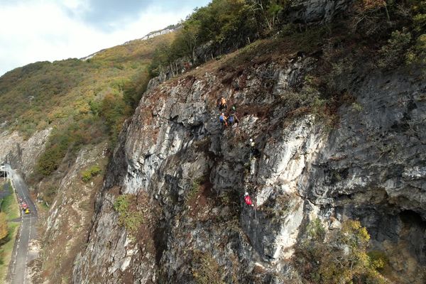 Des techniciens spécialisés interviennent pour sécuriser la falaise qui surplombe la RD911 à Brison-Saint-Innocent, en Savoie.