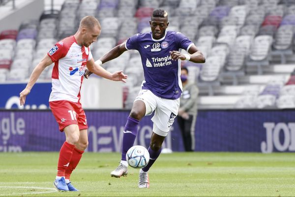 Le match d'ouverture de la saison de Ligue 2 de football entre le TFC et Dunkerque s'est joué devant des tribunes vides à plus de 80%.