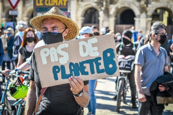 Un manifestant tient une pancarte "Pas de planète B" lors d'une Manif pour le climat - Photo d'illustration