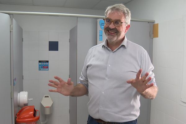 Philippe Bancon, directeur du collège privé Saint-Vincent à Hendaye, dans le Pays basque, a fait installer des toilettes sèches dans son établissement, ainsi que des urinoirs reliés à une grande cuve. L'objectif : collecter l'urine et la transformer en engrais agricole au profit des acteurs locaux.