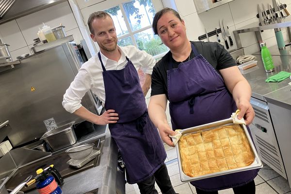 Charles Bernabé et Raya Alpharoo viennent der sortir le baklava du four. C'est une de leurs collaborations pour le Refugee Fodd Festival.