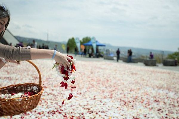 Une jeune femme déverse des pétales au Mémorial de Erevan