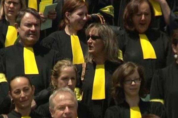 Les avocats de Limoges ont manifesté aujourd'hui devant le palais de justice. 