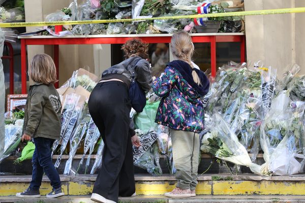 L'hommage rendu à Dominique Bernard devant le lycée Gambetta à Arras le 14 octobre.