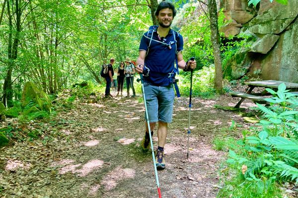 Grégoire Bouchetout, 1e guide touristique diplômé à emmener des groupes sur des chemins de randonnée, en pleine nature, ici en Alsace, sur les hauteurs de Grendelbruch.