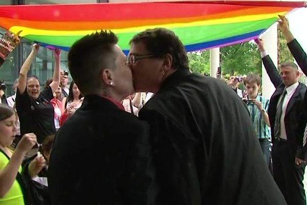 Le 1er juin 2013, Abby et Hélène se sont dit "oui" à la mairie de Saint-Jean-de-la-Ruelle (Loiret). C'est le premier couple homosexuel à se marier en Centre-Val de Loire depuis la promulgation de la loi autorisant le mariage pour les personnes de même sexe.