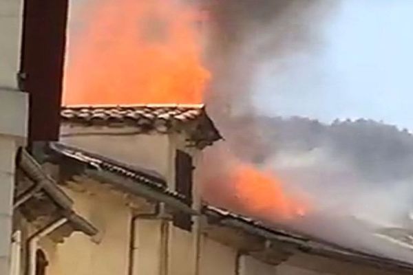 Alès (Gard) - un bâtiment en feu rue Doyenne - 25 avril 2018.