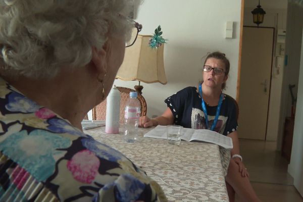 Visite d'une personne âgée à Oyonnax (Ain).