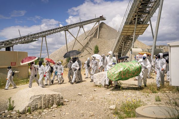 Vêtus de blanc et parfois équipés de parapluies, les manifestants ont investi cette gravière au Vernet (Ariège).