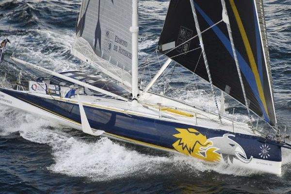 Sébastien Josse (Edmond de Rothschild) victime d'une avarie sur son foil bâbord le 5 décembre 2016.