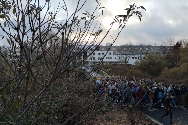 Environ 200 personnes sont mobilisées à Poitiers devant le lycée Bois d'Amour.