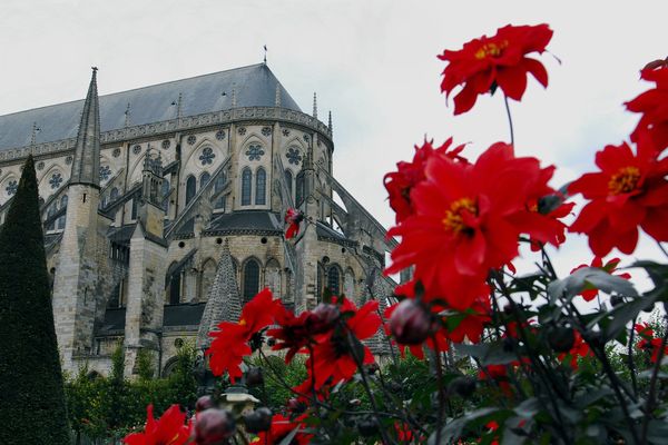 La cathédrale de Bourges, où se tiendra le départ de la course. 