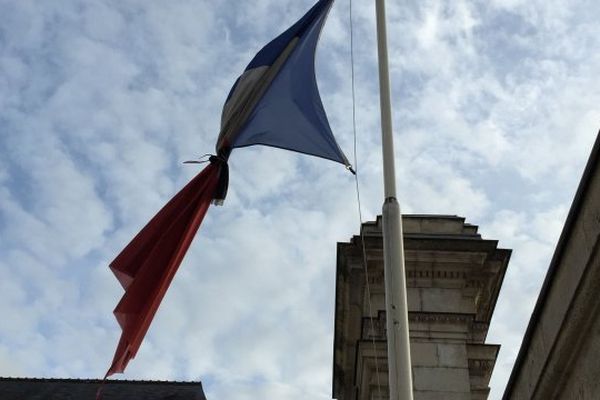 Tous les drapeaux des édifices publics sont en berne durant les trois jours de deuil national