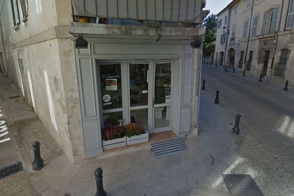 C'est dans l'appartement au-dessus de ce commerce de Villeneuve-lès-Avignon (Gard) qu'ont été découverts deux corps sans vie mardi 29 mars 2022 au soir - archives.